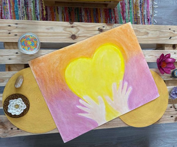 dessin art thérapie de mains tenant un coeur jaune avec un fond orange et rose