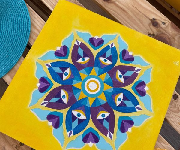 Toile avec peinture d'un mandala jaune et bleu avec des yeux